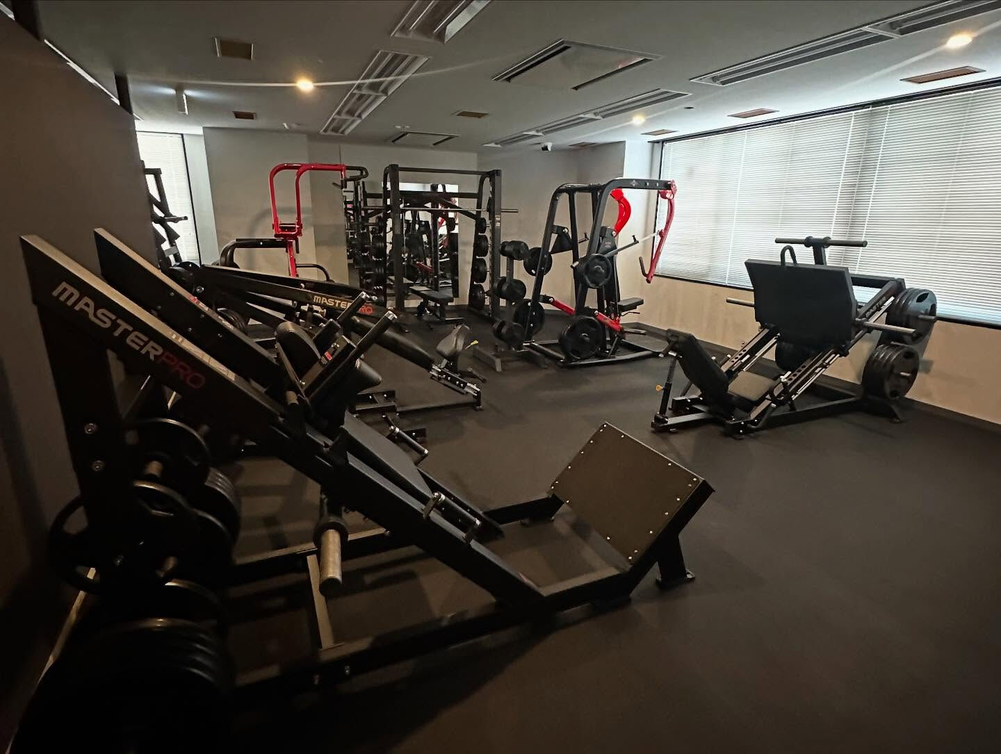 BASEGYM24は、ウェイトスタックマシンエリア、プレート